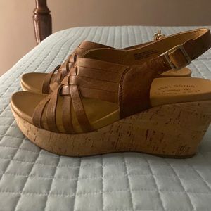 Brand new, maybe worn once. They don’t quite fit me. Size 9 M Korkease